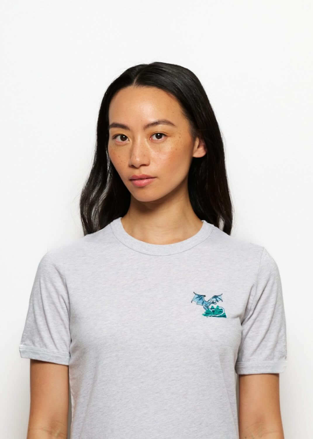 Tee shirt fantasy brode gris pour femme avec broderie dragon, photo de tete