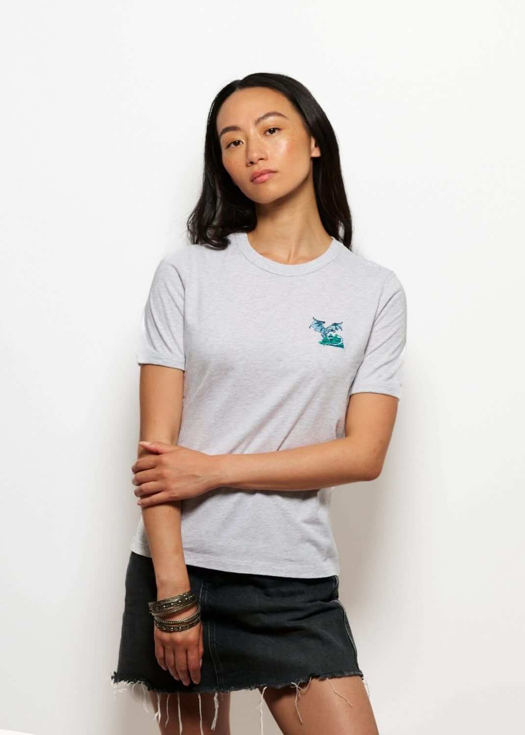 T shirt fantaisie brode gris pour femme avec broderie dragon, photo de face