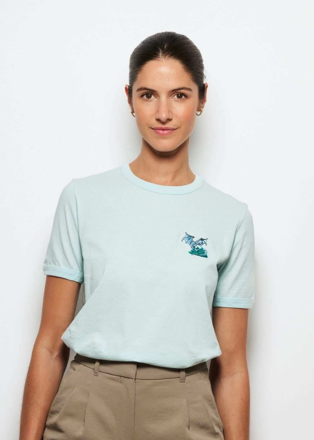 T-shirt fantaisie brode vert pour femme avec broderie dragon, photo de face