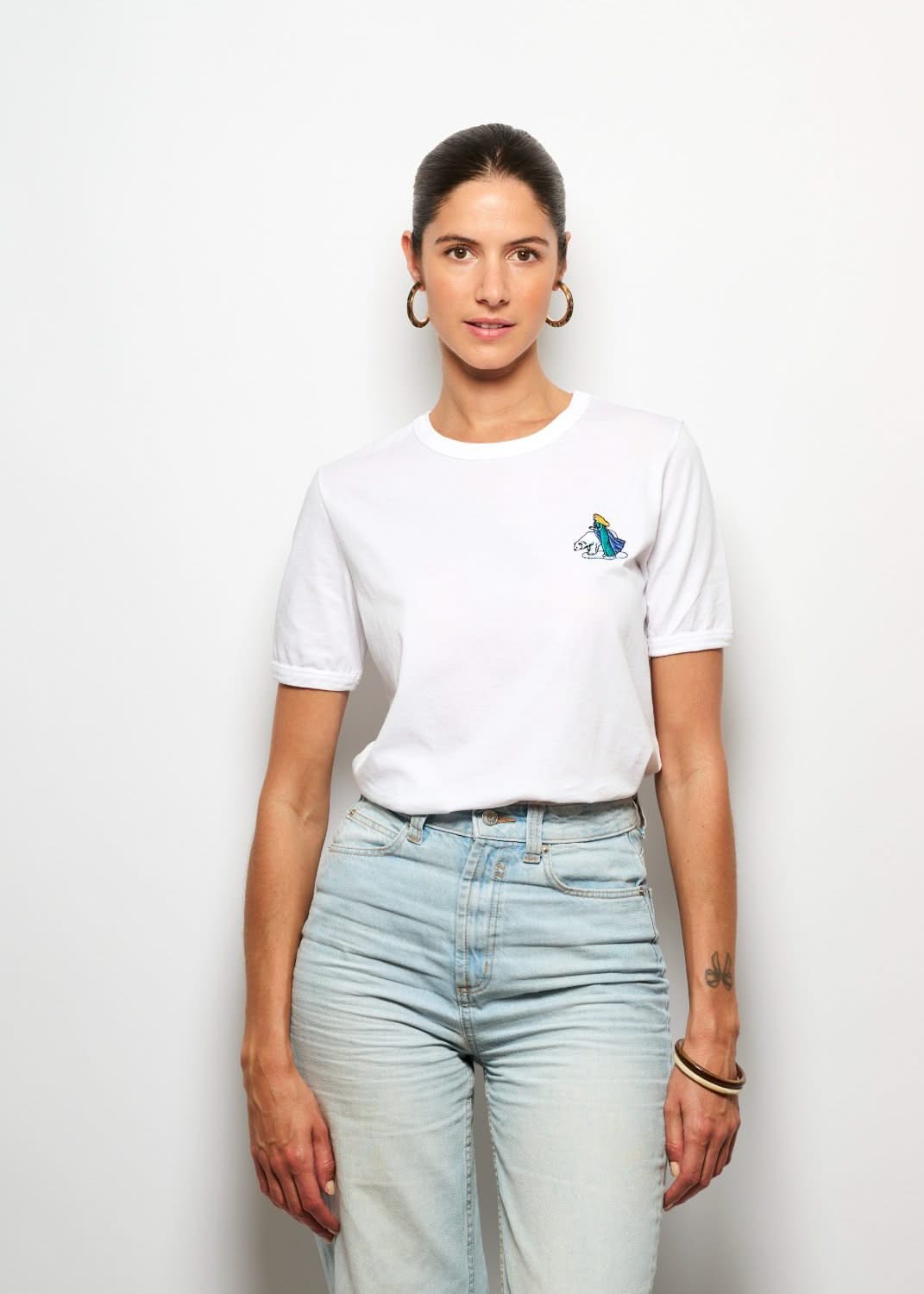 Tee shirt fantaisie brode blanc pour femme avec broderie ours, photo de face en pied
