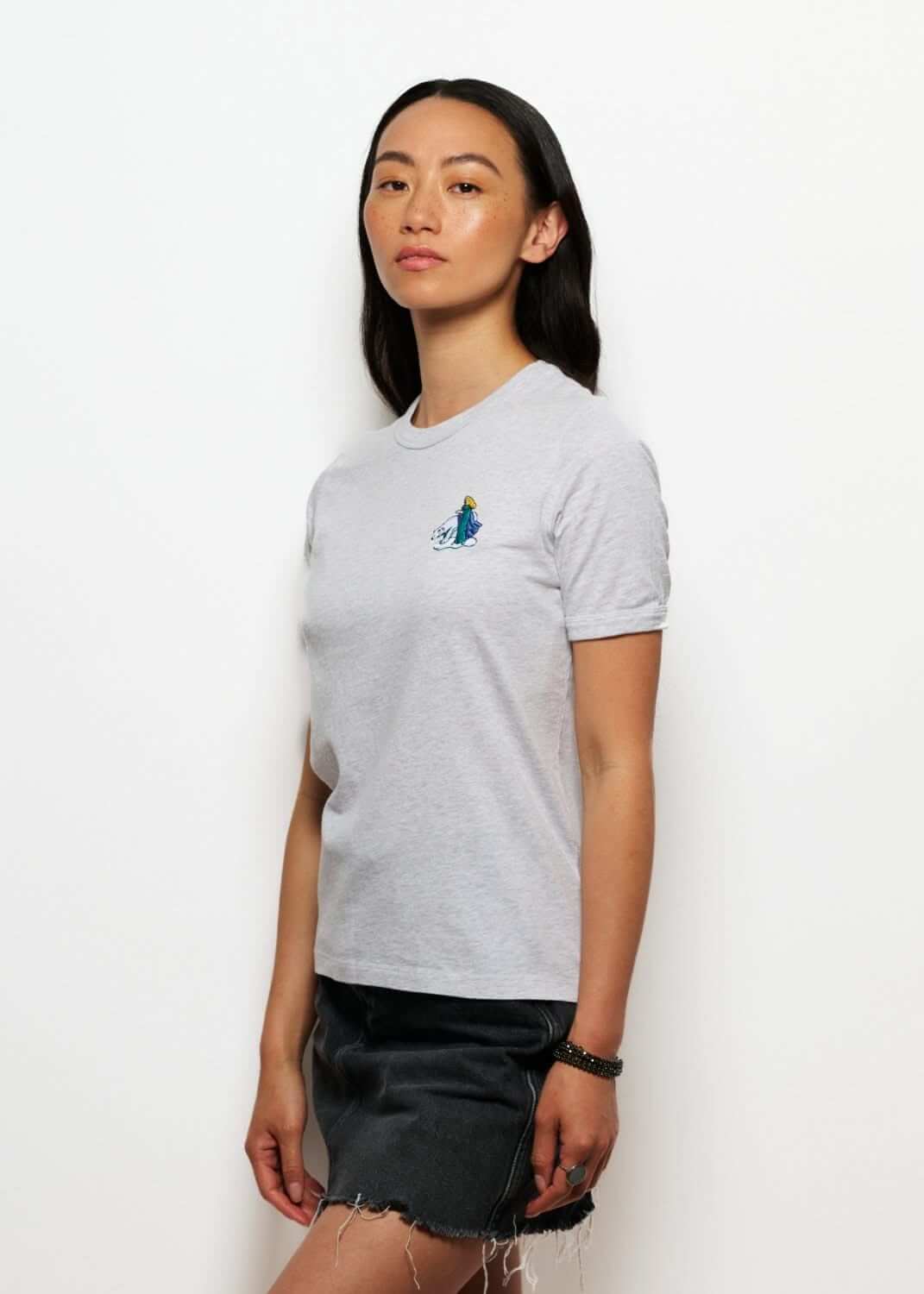 Tshirt brode gris pour femme avec broderie ours polaire, photo de profil