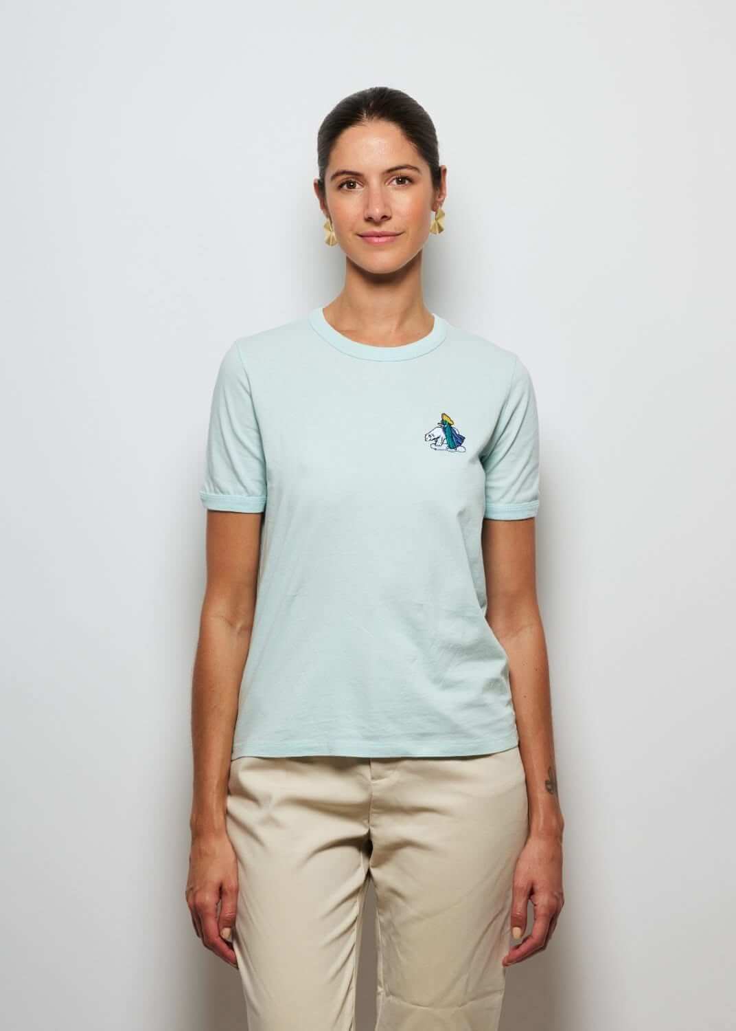 T-shirt brode vert pour femme avec broderie ours, photo en pied de face