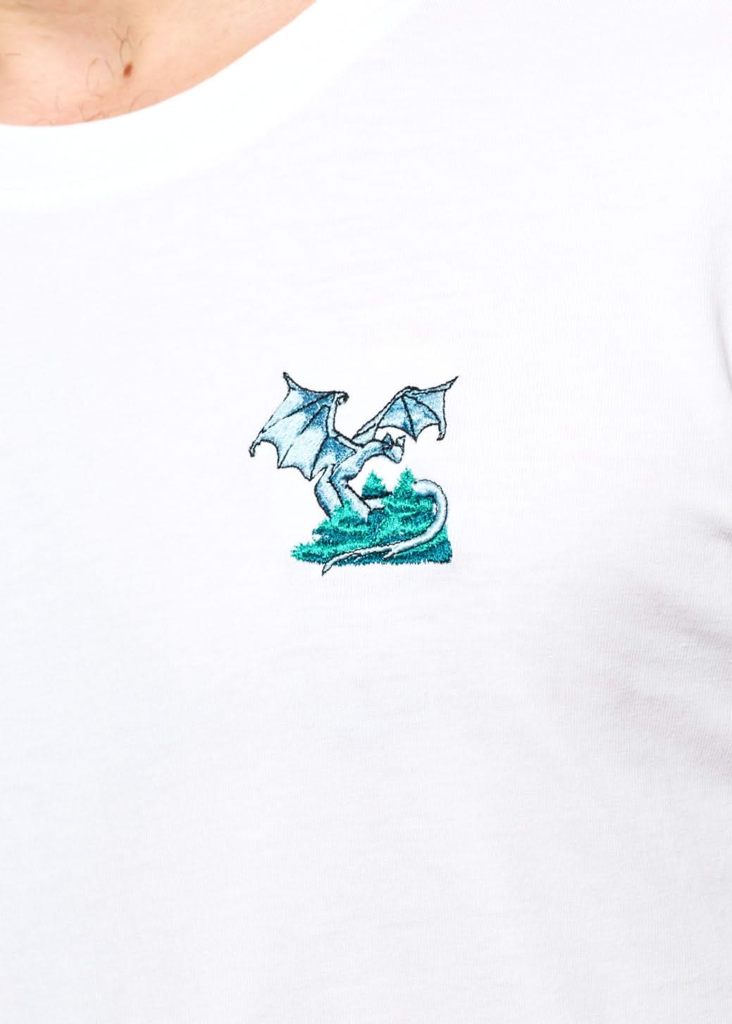 Tee shirt original brode blanc pour homme avec broderie dragon, photo de zoom