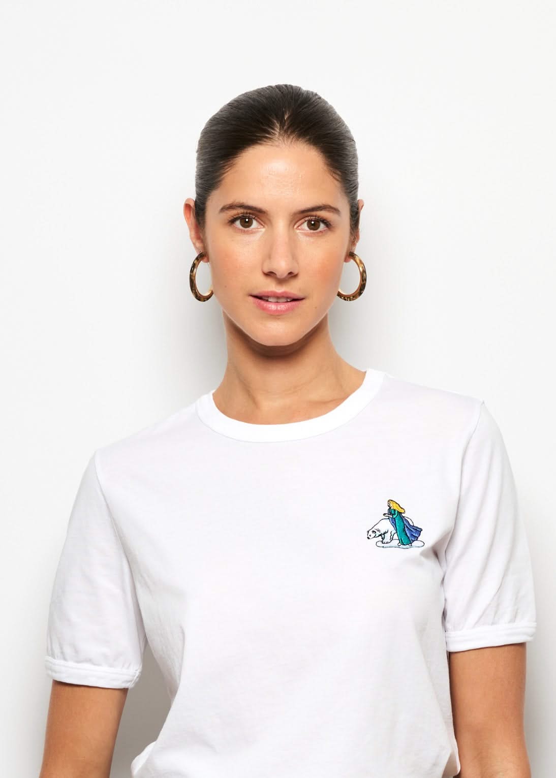 Tee shirt fantaisie brode blanc pour femme avec broderie ours, vue de tete