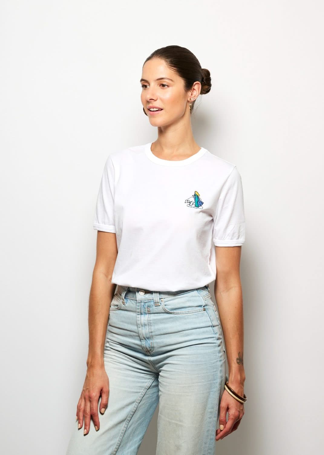 Tee shirt fantaisie brode blanc pour femme avec broderie ours, photo de profil