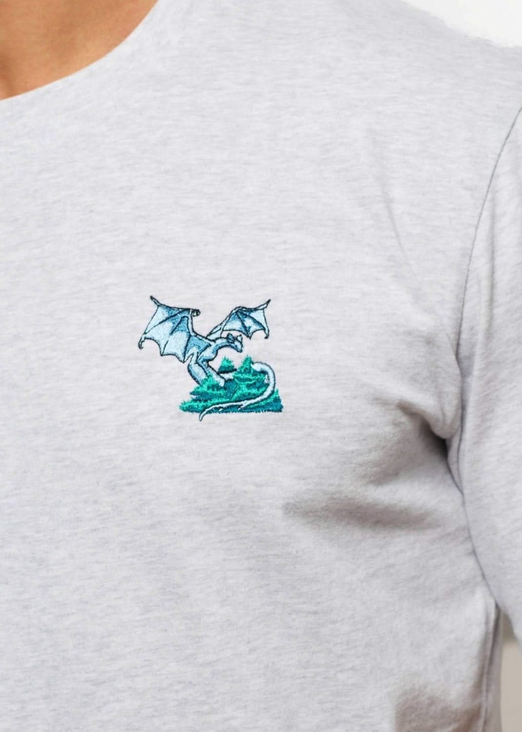 Tshirt fantasy brode gris pour homme avec broderie dragon, photo de zoom