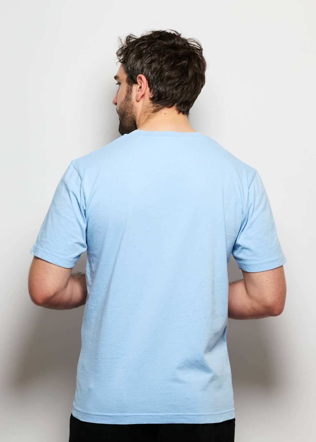 T shirt original brode bleu ciel pour homme avec broderie ours polaire, vue de dos
