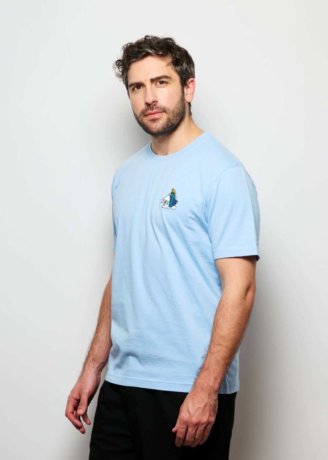T shirt original brode bleu ciel pour homme avec broderie ours polaire, vue de profil
