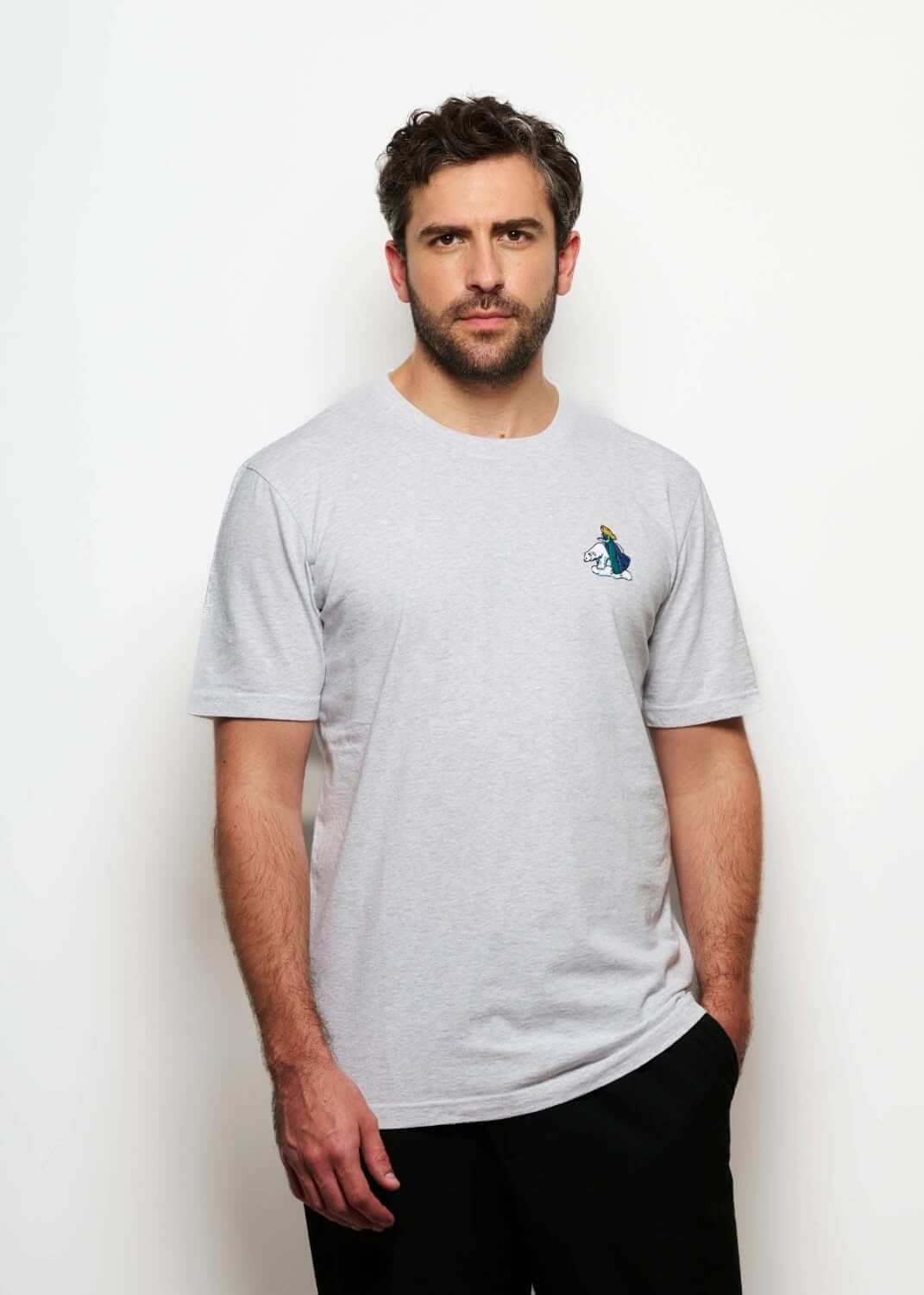 T shirt original brode gris pour homme avec broderie ours polaire, photo en pied